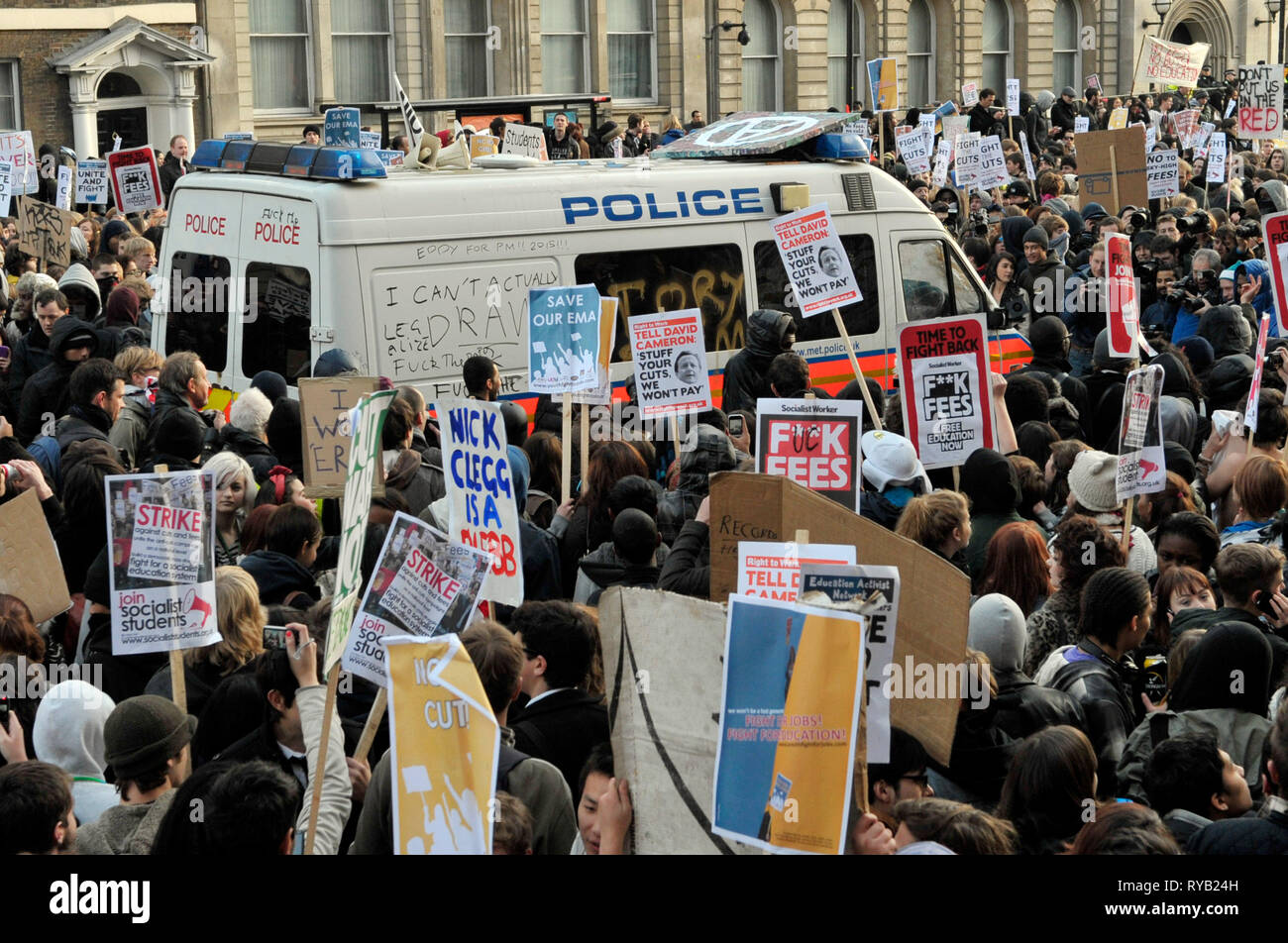 Démos étudiants contre les coupures du gouvernement et le niveau de taxes . Trafalgar Square et de Whitehall. Un vide en stationnement fourgon de police s'est retrouvée au centre d'un grand nombre de frustrations des manifestants avec des petits groupes de jeunes phoques à capuchon dans le vandalisme du véhicule : grimper sur le toit, de l'écriture graffiti sur le travail du corps et ses fenêtres et brisant les sirènes . La présence de la van cependant alerté soupçons avec de nombreux manifestants alléguant que le véhicule avait été mis délibérément comme une cible qui pourrait être citée comme une justification a posteriori de l'intervention de la police a remis plus lourds ou simplement pour isoler davantage la st Banque D'Images