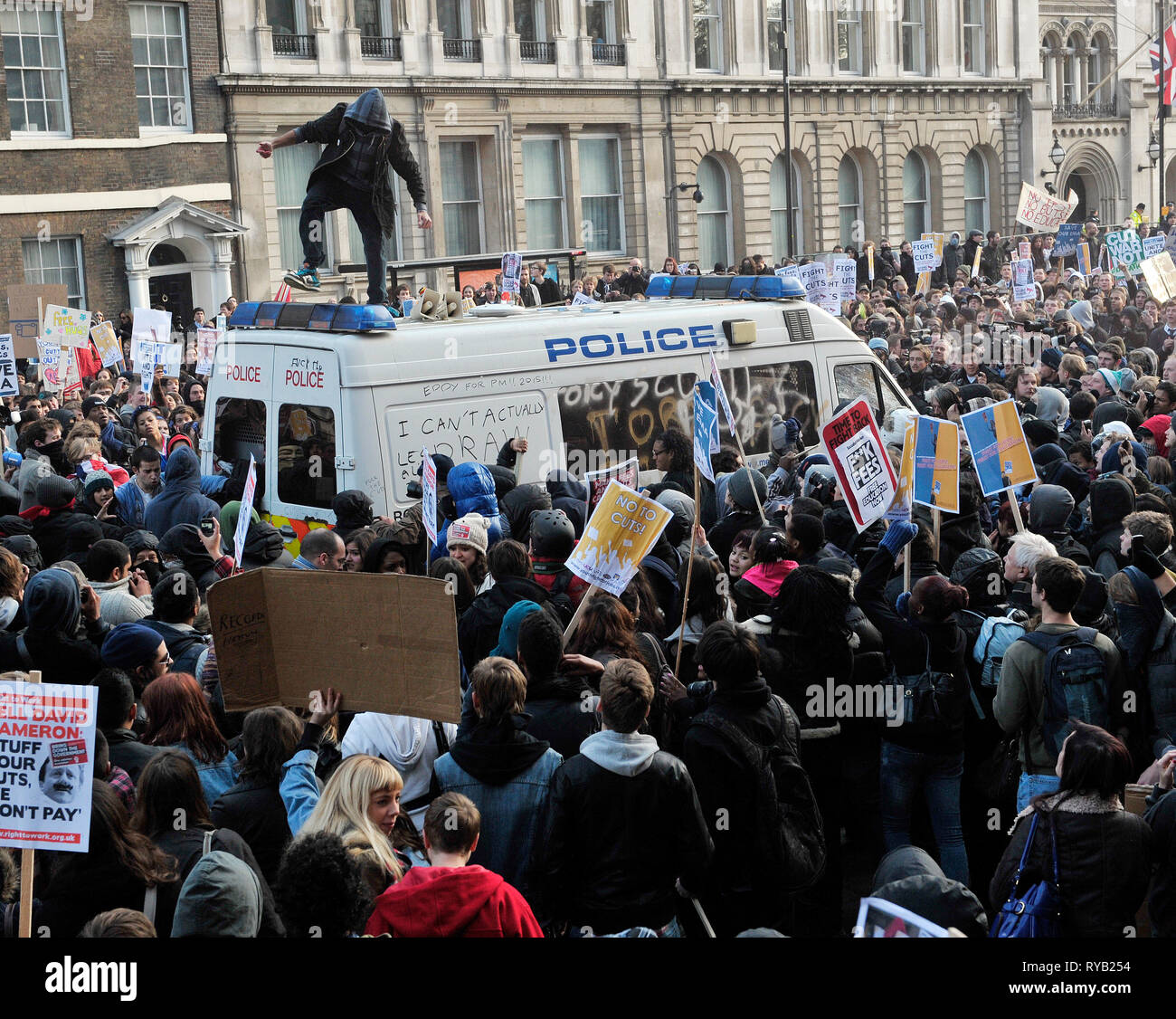 Démos étudiants contre les coupures du gouvernement et le niveau de taxes . Trafalgar Square et de Whitehall. Un vide en stationnement fourgon de police s'est retrouvée au centre d'un grand nombre de frustrations des manifestants avec des petits groupes de jeunes phoques à capuchon dans le vandalisme du véhicule : grimper sur le toit, de l'écriture graffiti sur le travail du corps et ses fenêtres et brisant les sirènes . La présence de la van cependant alerté soupçons avec de nombreux manifestants alléguant que le véhicule avait été mis délibérément comme une cible qui pourrait être citée comme une justification a posteriori de l'intervention de la police a remis plus lourds ou simplement pour isoler davantage la st Banque D'Images