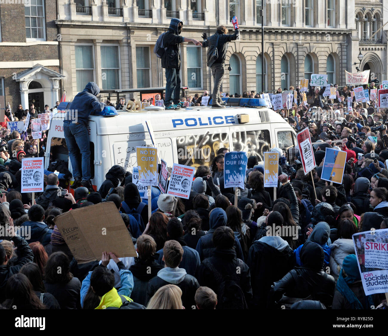 Démos étudiants contre les coupures du gouvernement et le niveau de taxes . Trafalgar Square et de Whitehall. Un vide en stationnement fourgon de police s'est retrouvée au centre d'un grand nombre de frustrations des manifestants avec des petits groupes de jeunes phoques à capuchon dans le vandalisme du véhicule : grimper sur le toit, de l'écriture graffiti sur le travail du corps et ses fenêtres et brisant les sirènes . La présence de la van cependant alerté soupçons avec de nombreux manifestants alléguant que le véhicule avait été mis délibérément comme une cible qui pourrait être citée comme une justification a posteriori de l'intervention de la police a remis plus lourds ou simplement pour isoler davantage la st Banque D'Images