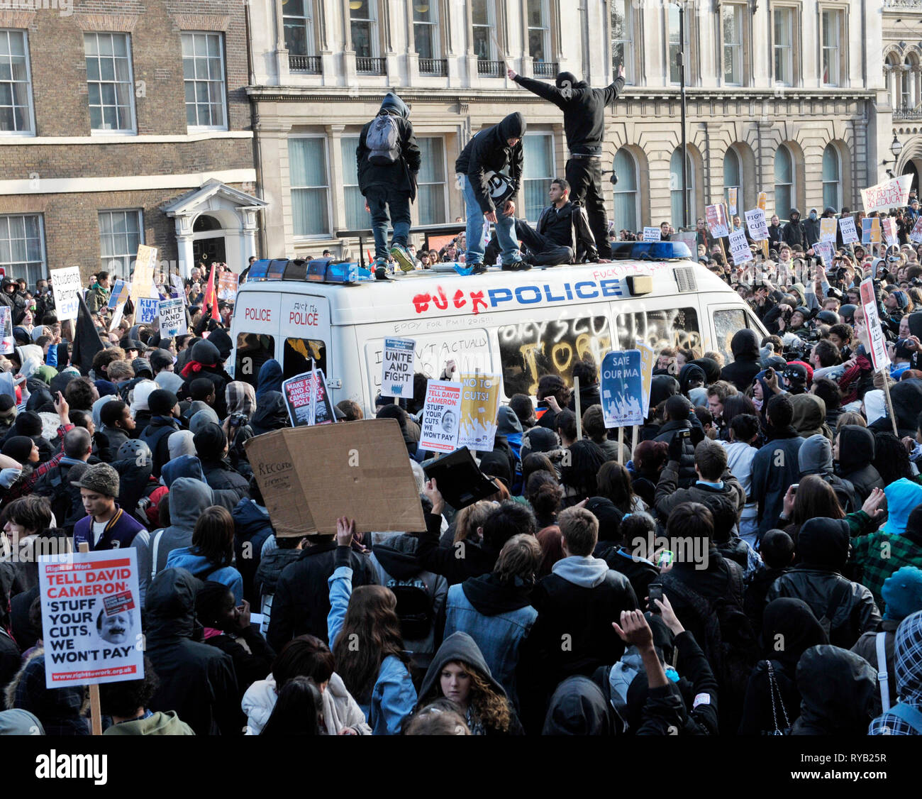 Démos étudiants contre les coupures du gouvernement et le niveau de taxes . Trafalgar Square et de Whitehall. Un vide en stationnement fourgon de police s'est retrouvée au centre d'un grand nombre de frustrations des manifestants avec des petits groupes de jeunes phoques à capuchon dans le vandalisme du véhicule : grimper sur le toit, de l'écriture graffiti sur le travail du corps et ses fenêtres et brisant les sirènes . La présence de la van cependant alerté soupçons avec de nombreux manifestants alléguant que le véhicule avait été mis délibérément comme une cible qui pourrait être citée comme une justification a posteriori de l'intervention de la police a remis plus lourds ou simplement pour isoler davantage la st Banque D'Images