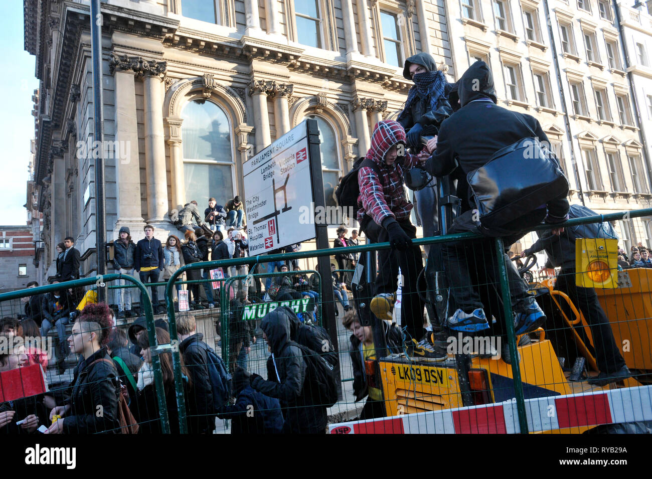 Démos étudiants contre les coupures du gouvernement et le niveau de taxes . Trafalgar Square et de Whitehall. Un vide en stationnement fourgon de police s'est retrouvée au centre d'un grand nombre de frustrations des manifestants avec des petits groupes de jeunes phoques à capuchon dans le vandalisme du véhicule : grimper sur le toit, de l'écriture graffiti sur le travail du corps et ses fenêtres et brisant les sirènes . La présence de la van cependant alerté soupçons avec de nombreux manifestants alléguant que le véhicule avait été mis délibérément comme une cible qui pourrait être citée comme une justification a posteriori de l'intervention de la police a remis plus lourds ou simplement pour isoler davantage la st Banque D'Images