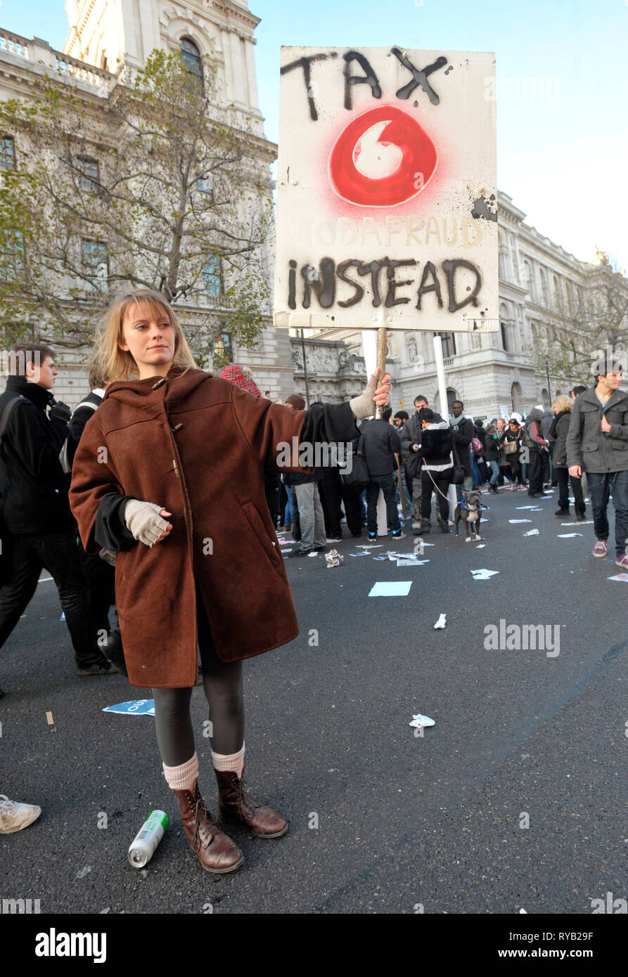 Démos étudiants contre les coupures du gouvernement et le niveau de taxes . Trafalgar Square et de Whitehall. Un vide en stationnement fourgon de police s'est retrouvée au centre d'un grand nombre de frustrations des manifestants avec des petits groupes de jeunes phoques à capuchon dans le vandalisme du véhicule : grimper sur le toit, de l'écriture graffiti sur le travail du corps et ses fenêtres et brisant les sirènes . La présence de la van cependant alerté soupçons avec de nombreux manifestants alléguant que le véhicule avait été mis délibérément comme une cible qui pourrait être citée comme une justification a posteriori de l'intervention de la police a remis plus lourds ou simplement pour isoler davantage la st Banque D'Images