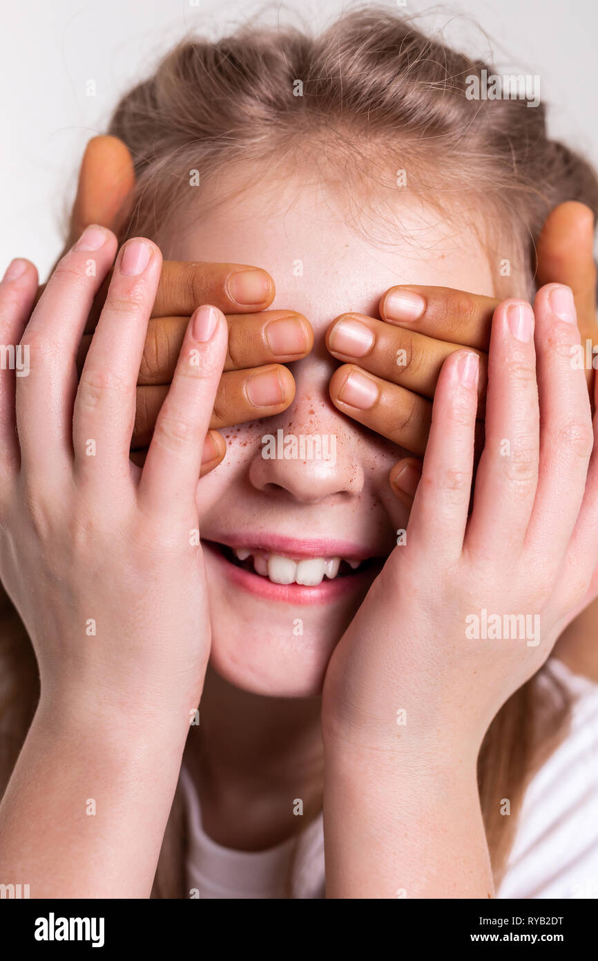 Bon joyeux amis à s'amuser ensemble tout en couvrant les yeux Banque D'Images