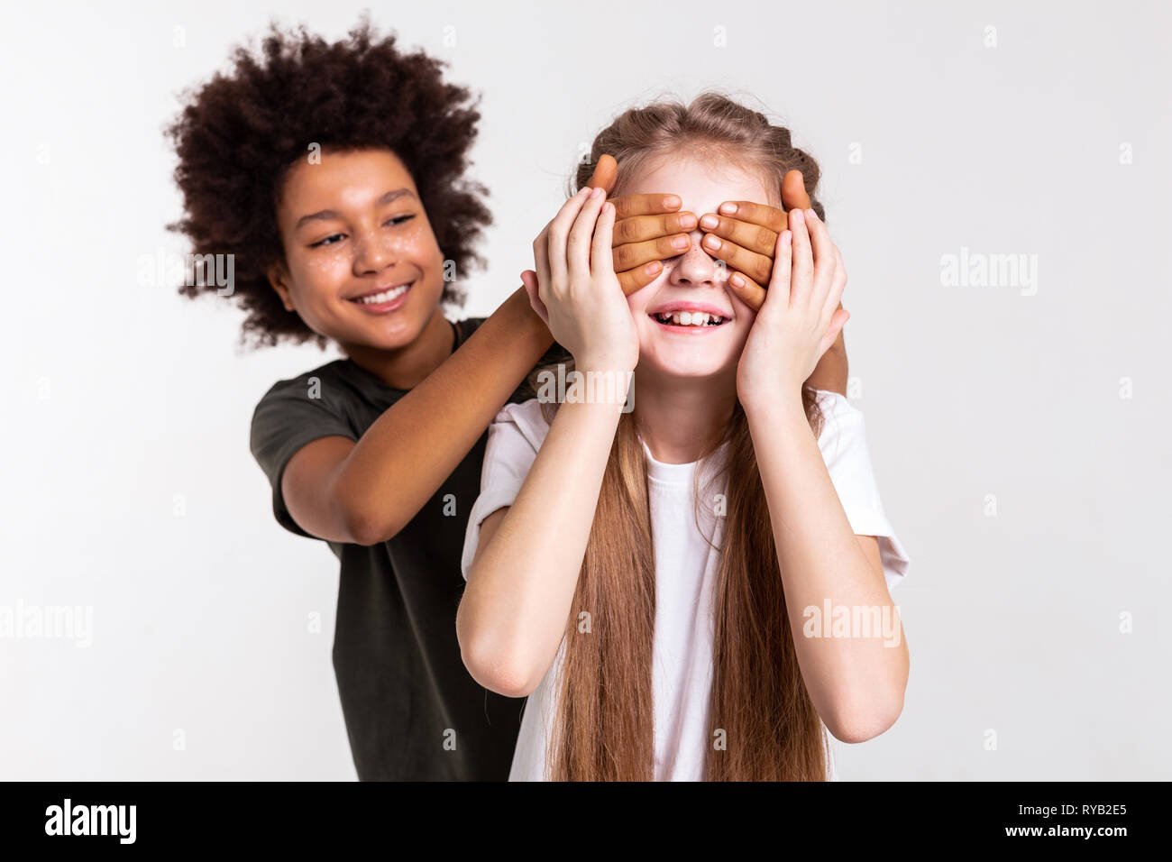 Convaincu dark-haired African American boy couvrant doucement les yeux Banque D'Images