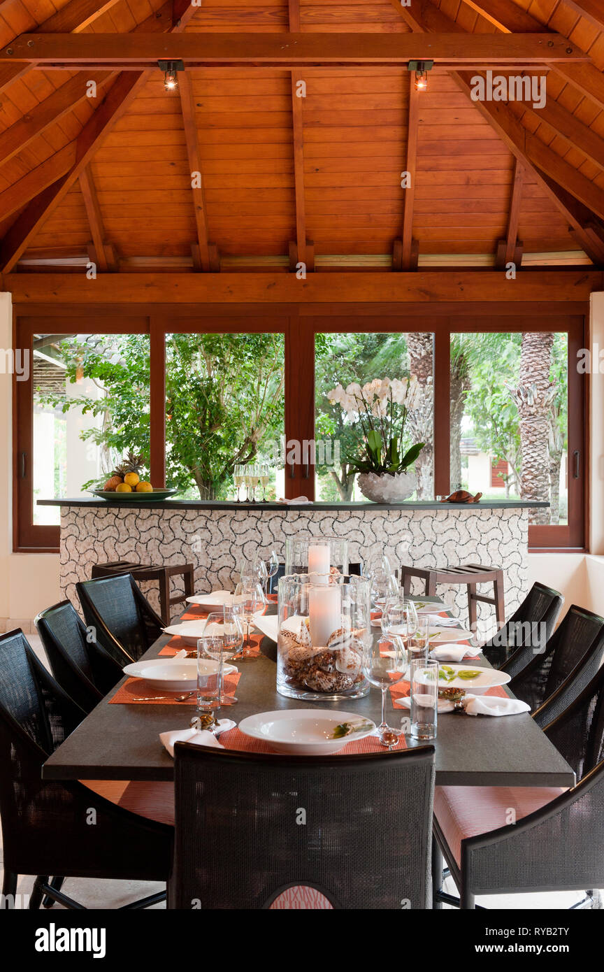 'Set table à manger dans le cadre d'un plafond aux poutres apparentes, Tamarind Cove Antigua' Banque D'Images
