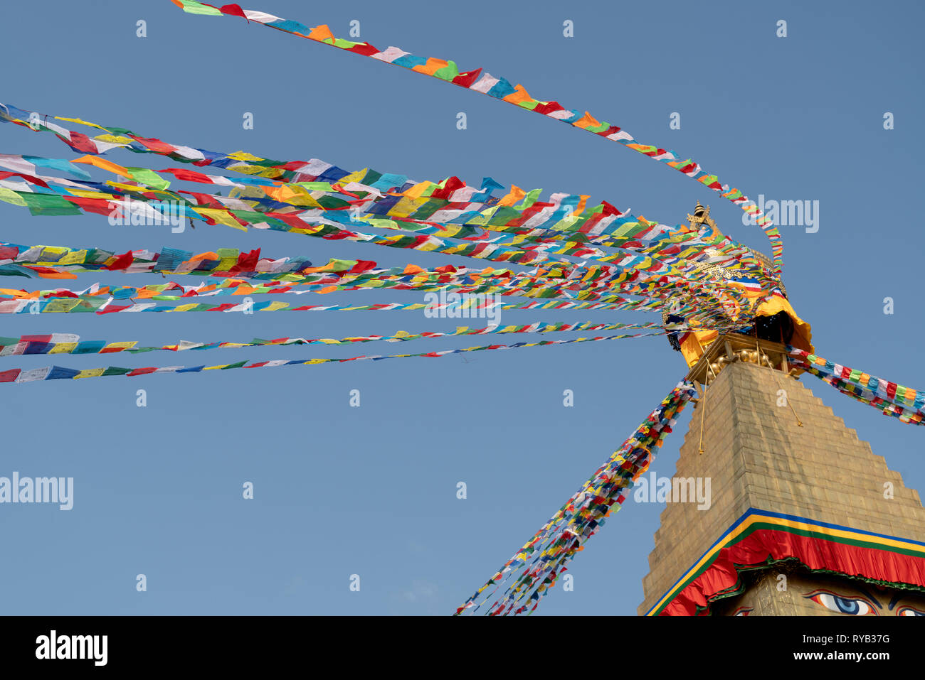 Low angle view of colorful les drapeaux de prières pendaison le temple contre ciel bleu clair au cours de journée ensoleillée Banque D'Images