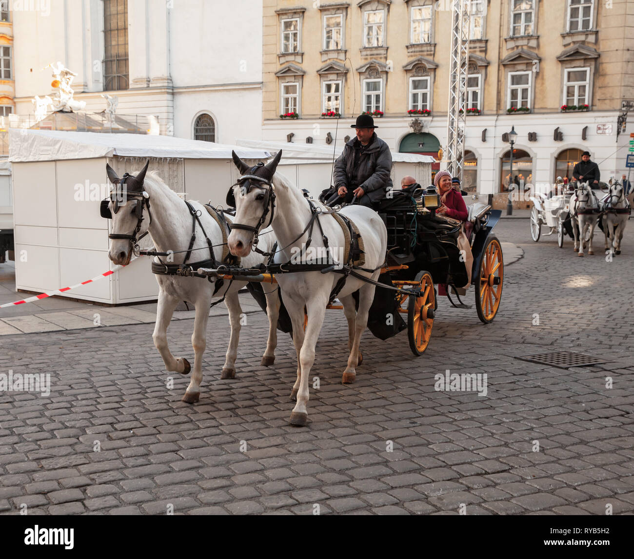 Vienne, Autriche - 2 novembre 2015 : les touristes sont dans le transport de chevaux, vue sur rue du vieux Vienne Banque D'Images