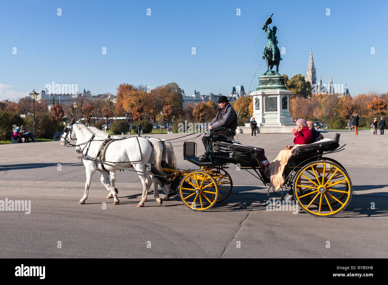 Vienne, Autriche - 2 novembre 2015 : les touristes sont dans le vieux Vienne en calèche Banque D'Images