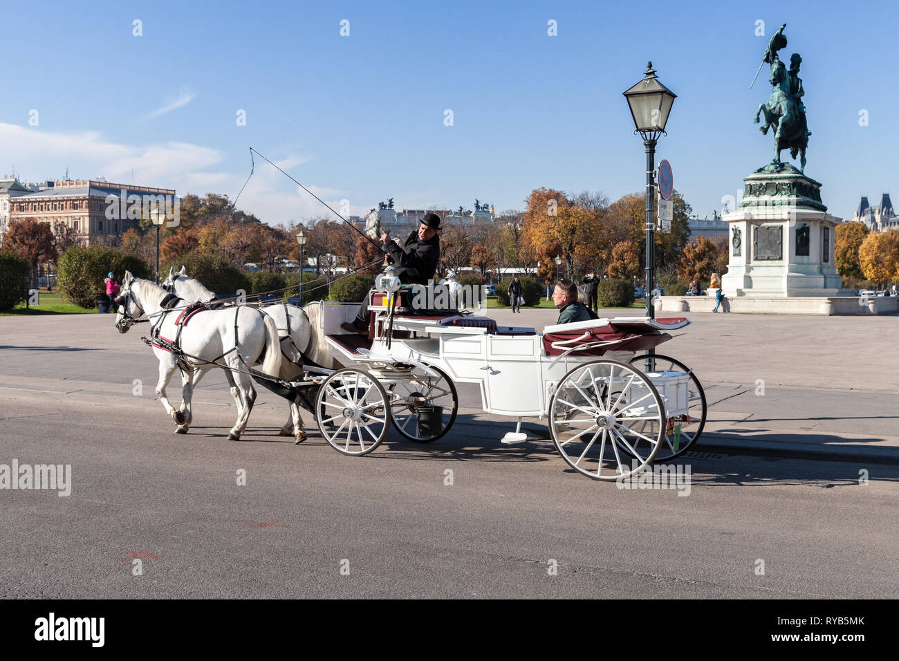 Vienne, Autriche - 2 novembre 2015 : les touristes sont à White horse carriage, vieux Vienne Banque D'Images