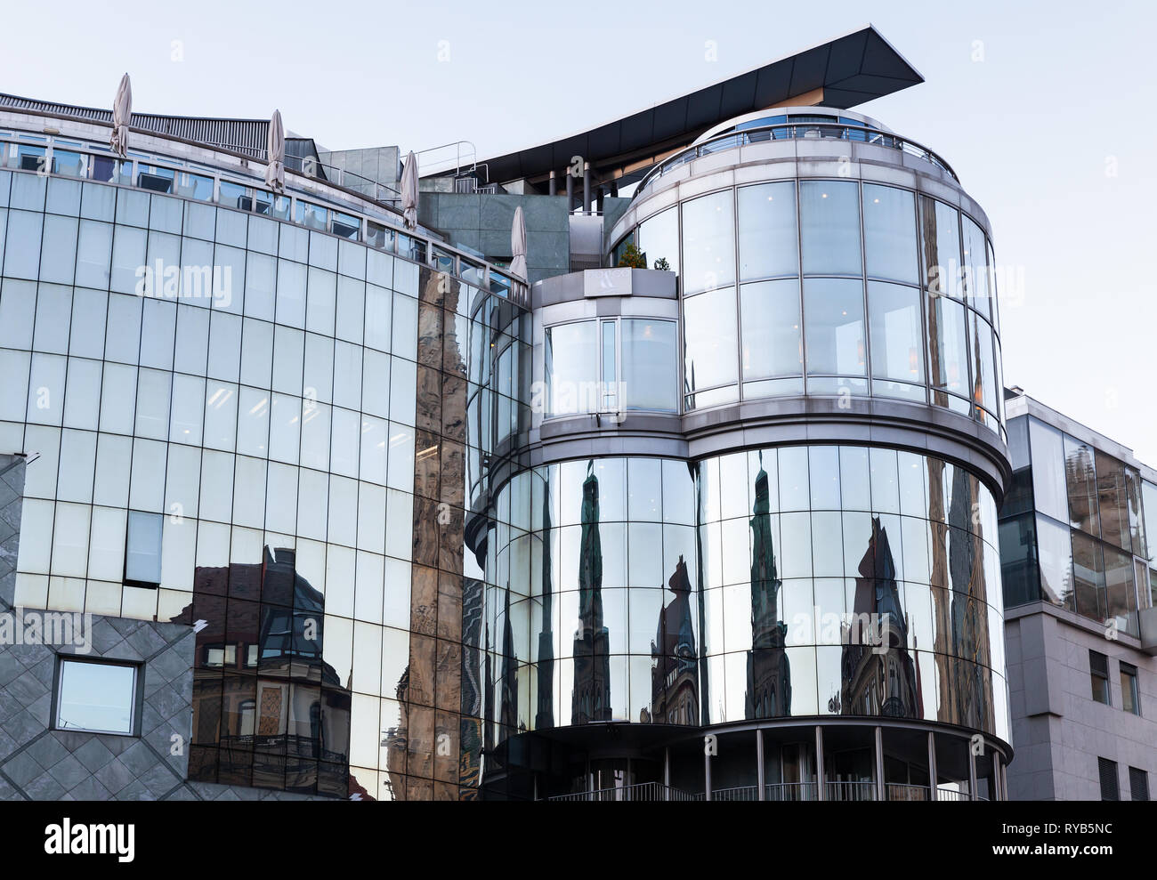 Vienne, Autriche - 2 novembre 2015 : Maison Haas, Vienne, la place Stephansplatz. Conçu par l'architecte autrichien Hans Hollein postmoderniste dans le sty Banque D'Images