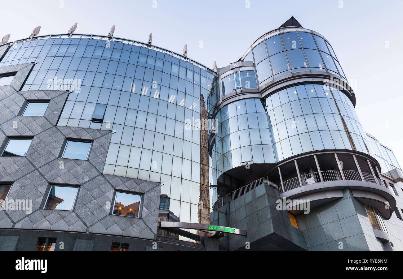 Vienne, Autriche - 2 novembre 2015 : La maison Haas, bâtiment moderne à Vienne, la place Stephansplatz. Conçu par l'architecte autrichien Hans Hollein j Banque D'Images