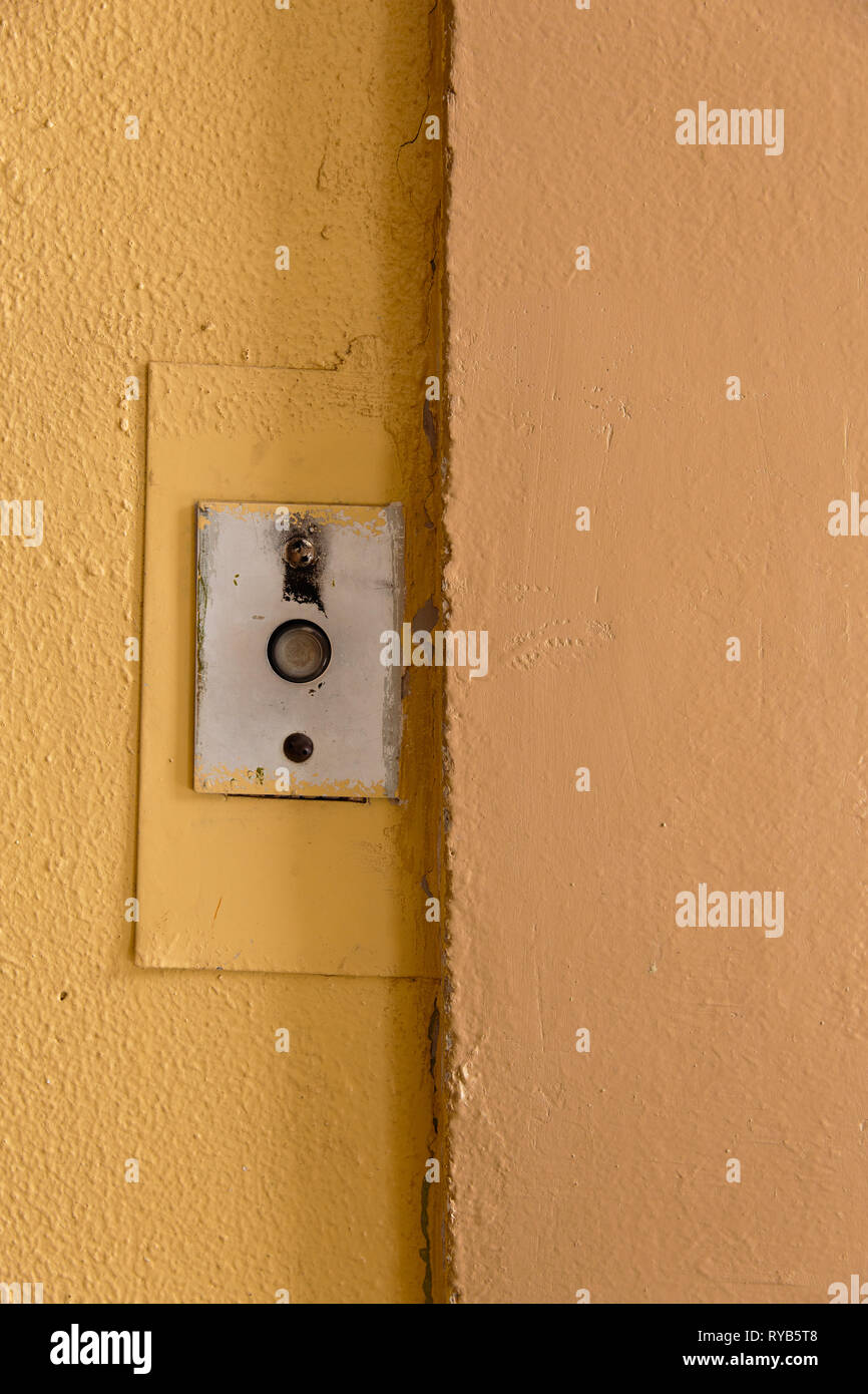 Bouton d'appel à l'ancien ascenseur avec grungy motif dans un bâtiment soviétique post-soviétique à Riga, Lettonie Banque D'Images