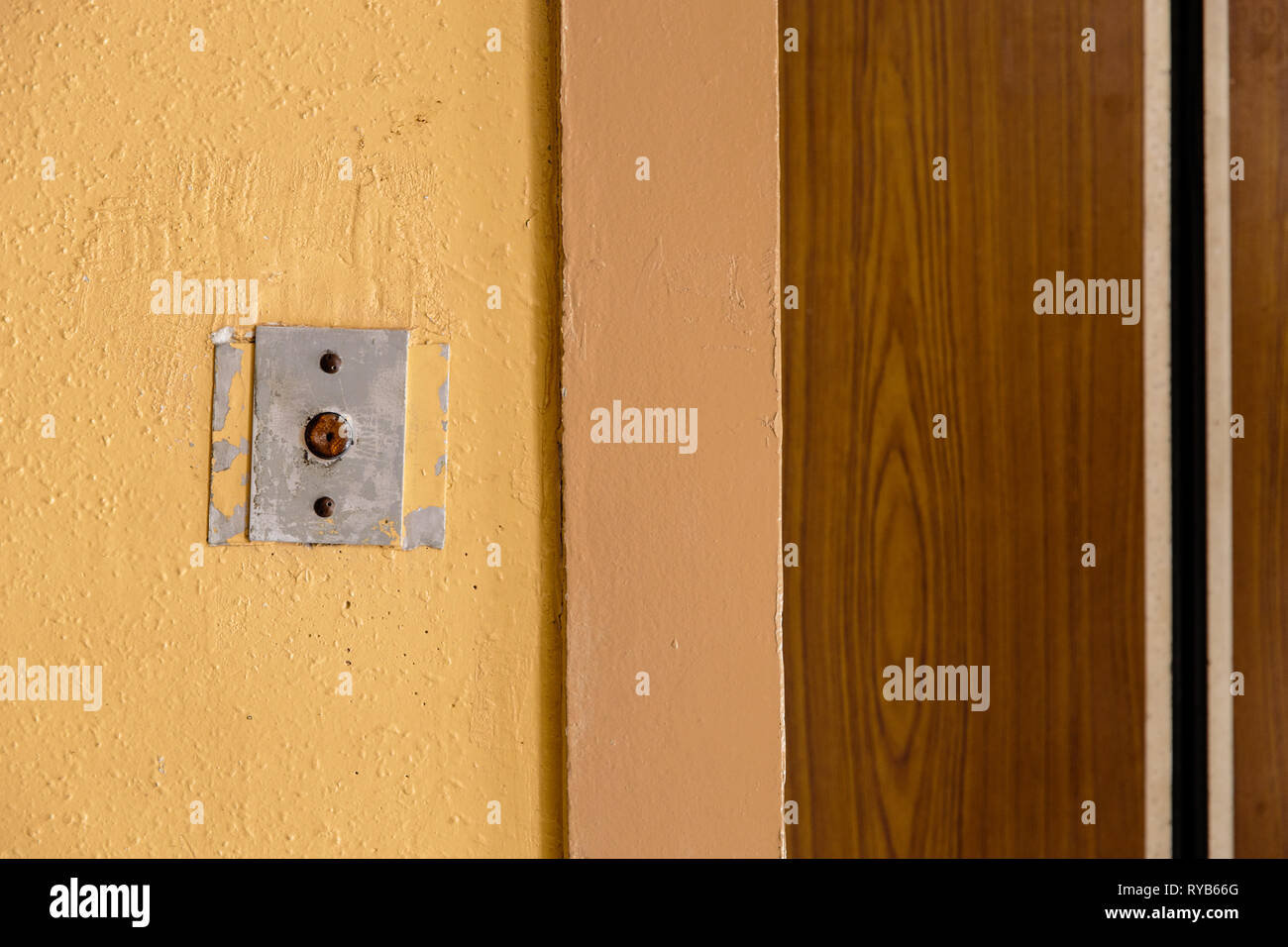 Bouton d'appel à l'ancien ascenseur avec grungy motif dans un bâtiment soviétique post-soviétique à Riga, Lettonie Banque D'Images