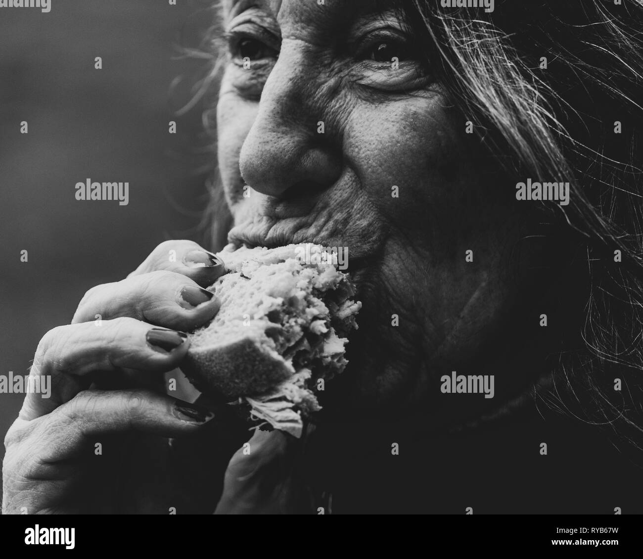Woman eating sandwich à l'air libre Banque D'Images