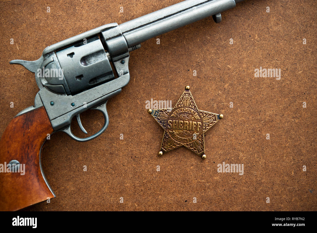 Colt.45 action unique arme et insigne shérif Banque D'Images