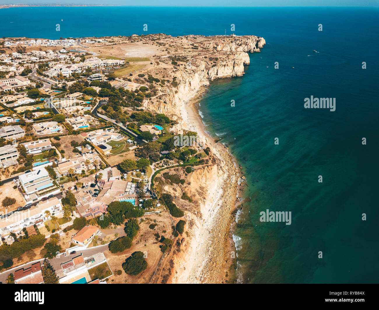 Drone aérien Vue sur Lagos quartier résidentiel et Maisons au Portugal Banque D'Images