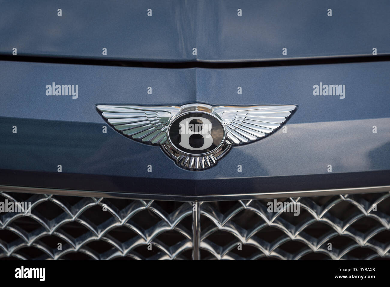 Le logo Bentley s'éclaire à l'avant de la voiture