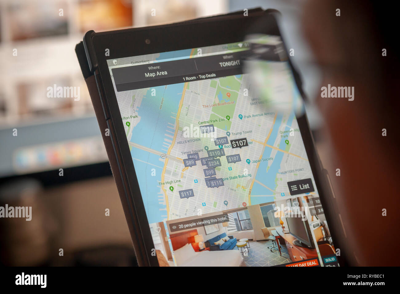 Les plans d'un voyageur, son séjour à l'hôtel sur l'HotelTonight app sur Jeudi, 7 mars 2019. Airbnb a annoncé qu'il a été l'achat de la réservation de dernière minute, HotelTonight app qui continuera distincte de Airbnb, pour un montant non divulgué. (Â© Richard B. Levine) Banque D'Images