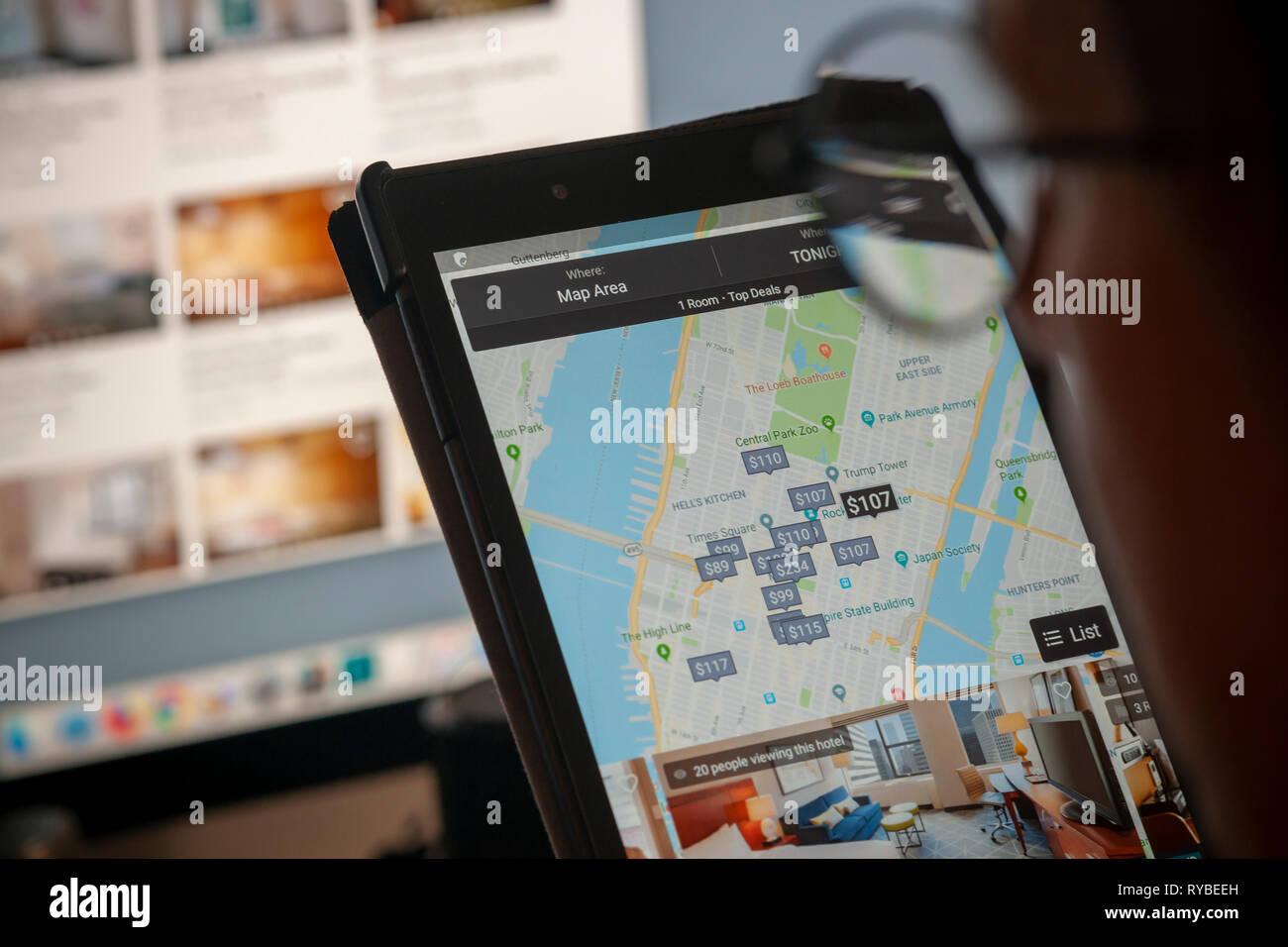 Les plans d'un voyageur, son séjour à l'hôtel sur l'HotelTonight app sur Jeudi, 7 mars 2019. Airbnb a annoncé qu'il a été l'achat de la réservation de dernière minute, HotelTonight app qui continuera distincte de Airbnb, pour un montant non divulgué. (Â© Richard B. Levine) Banque D'Images