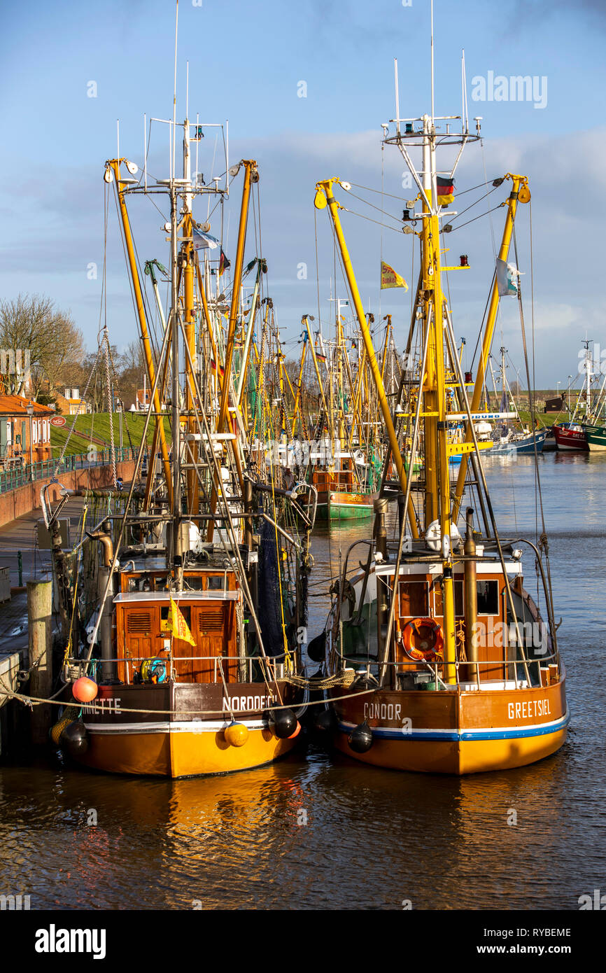 Le port de pêche de Greetsiel, Ostfriesland, Basse-Saxe, chalutier crevettier, à port, Allemagne Banque D'Images