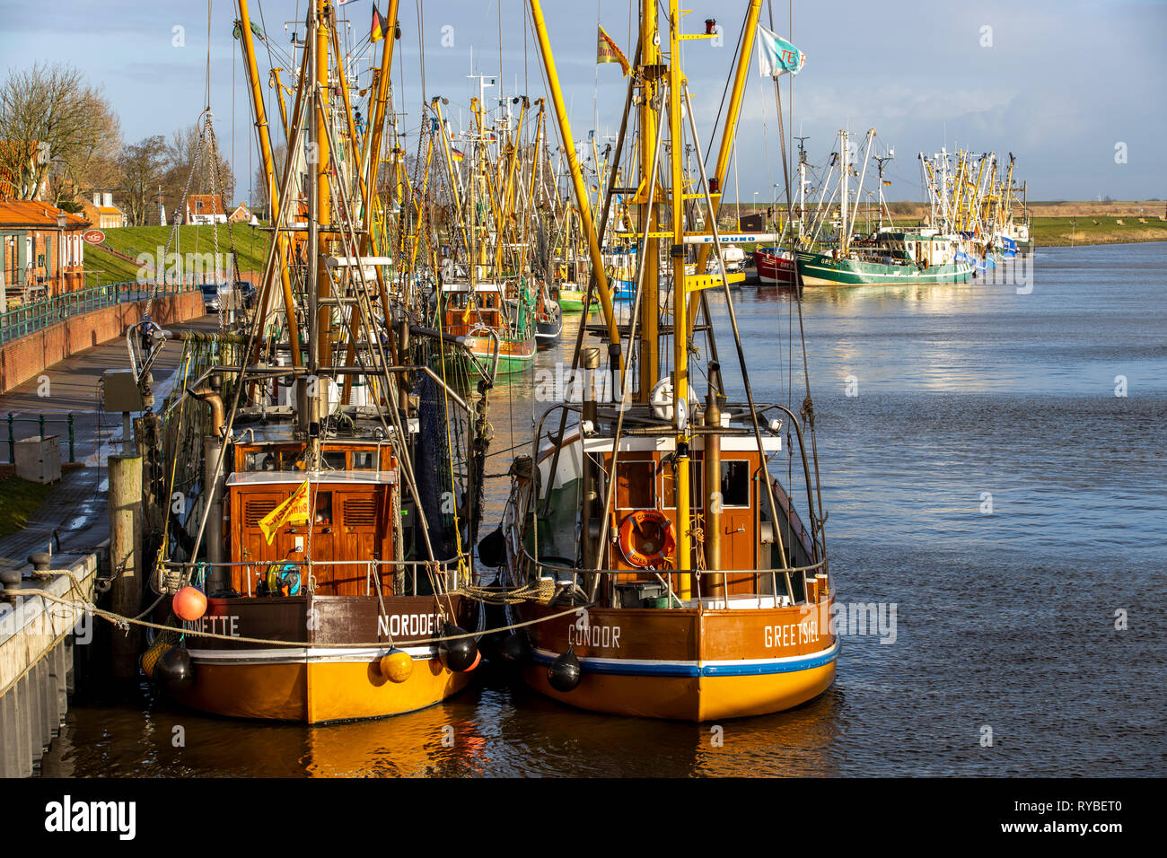 Le port de pêche de Greetsiel, Ostfriesland, Basse-Saxe, chalutier crevettier, à port, Allemagne Banque D'Images