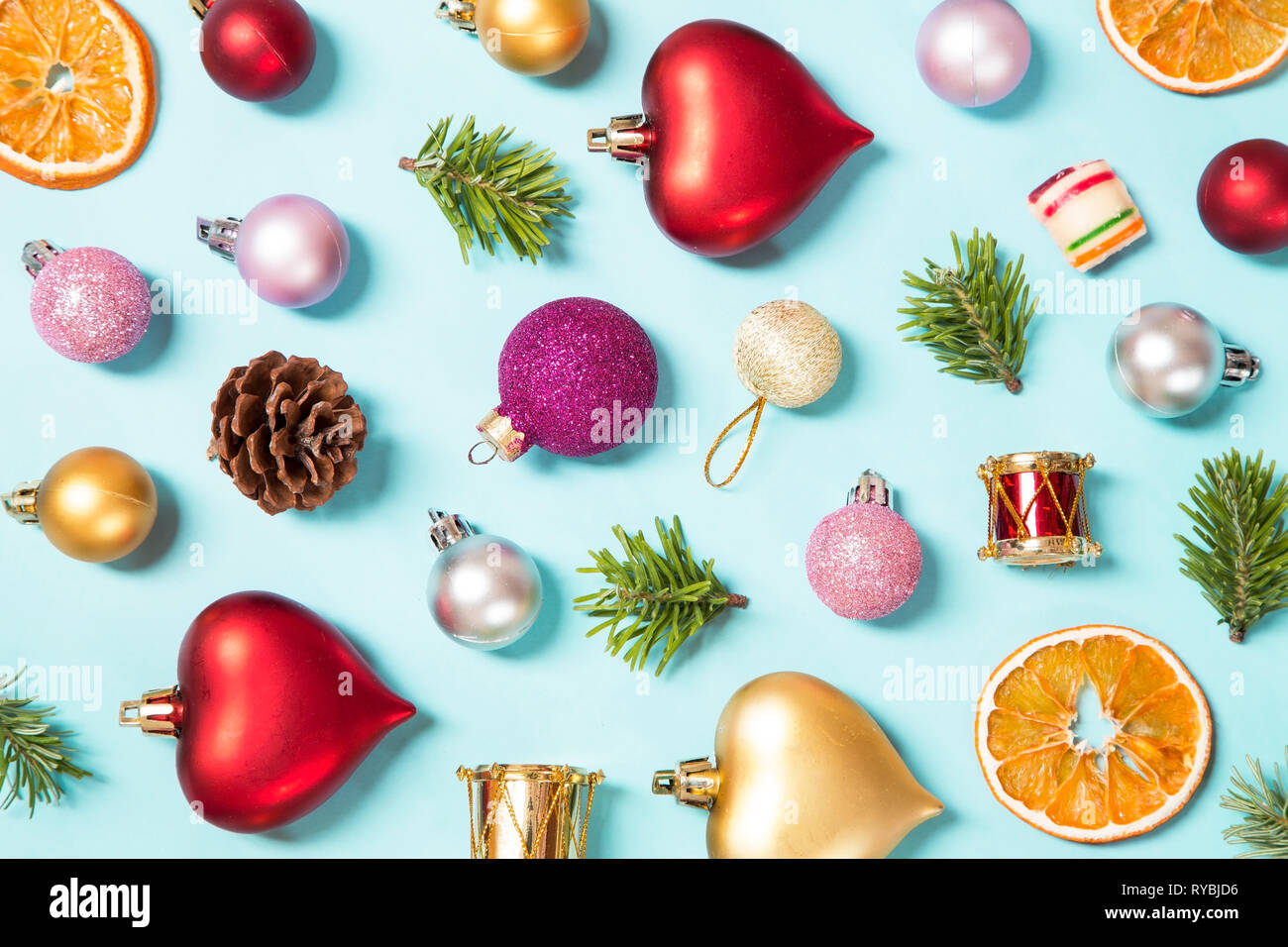 Divers ornements de Noël sur fond bleu Banque D'Images