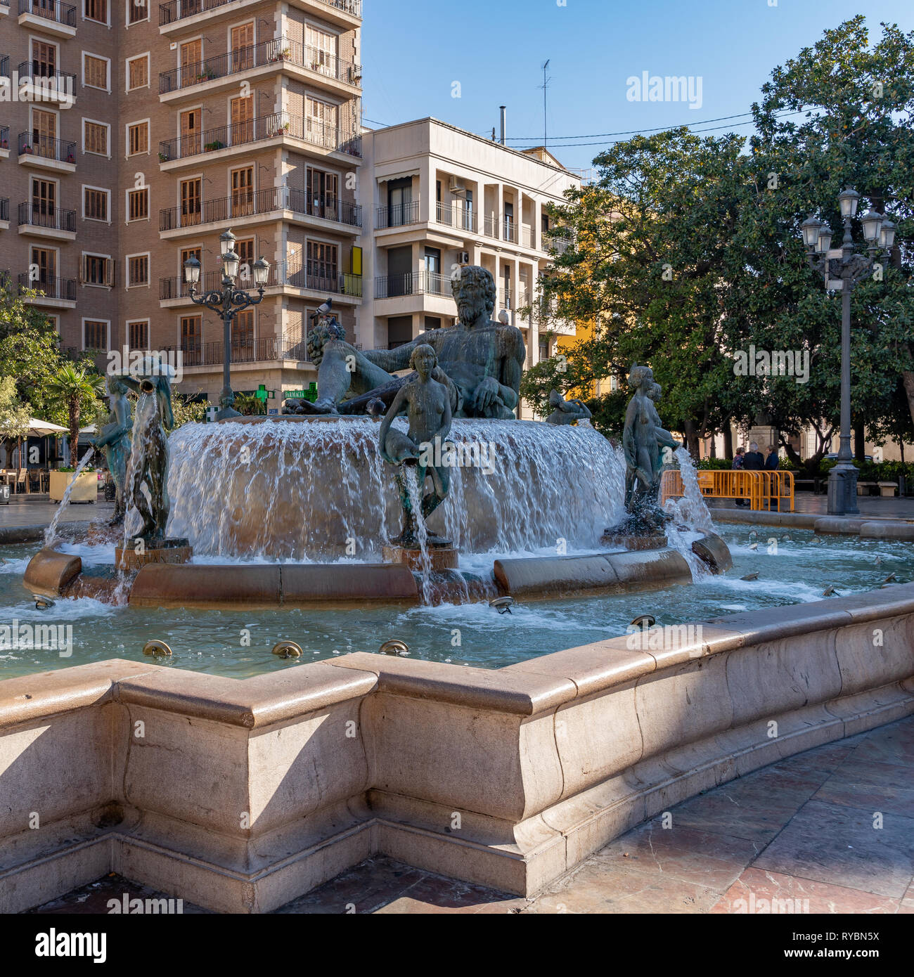 VALENCIA, Espagne - 25 février : Fontaine sur la place de la Vierge Valencia Espagne le 25 février 2019. Trois personnes non identifiées Banque D'Images