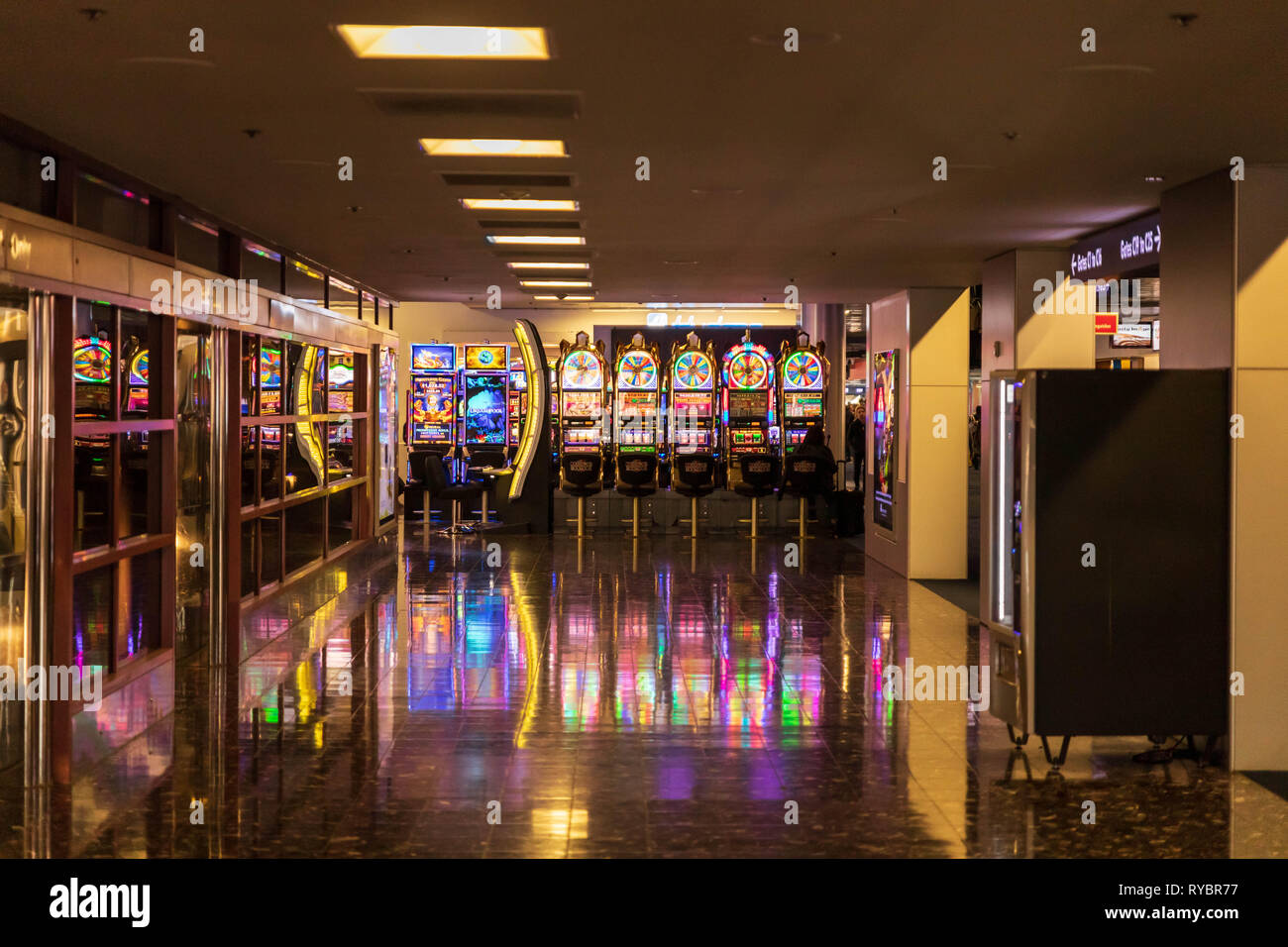 Las Vegas, Nevada - Février 17, 2019 : machines à sous vide à l'aéroport en attente de passagers en transit Banque D'Images