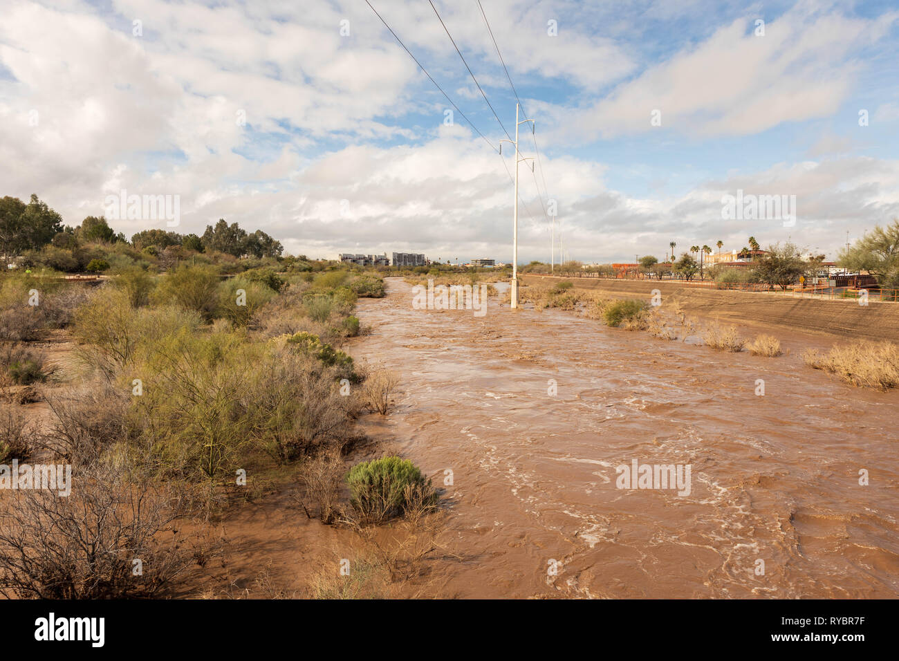 De l'eau élevée après de fortes pluies s'écoule par la rivière Rillito Tucson Banque D'Images