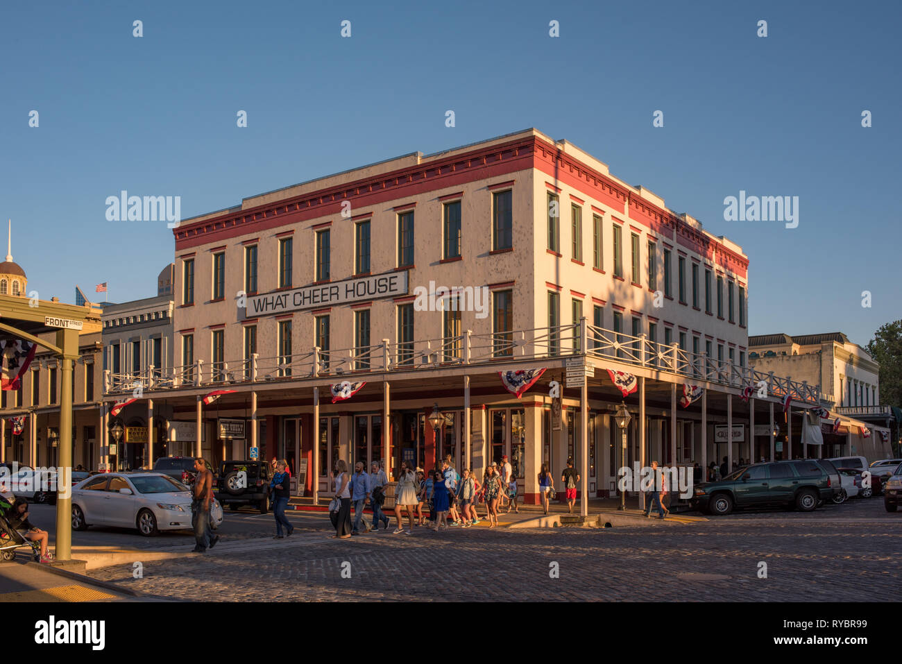 Les gens se réunissent au coucher du soleil sur une chaude journée d'été dans la vieille ville historique de Sacramento, Californie, USA Banque D'Images