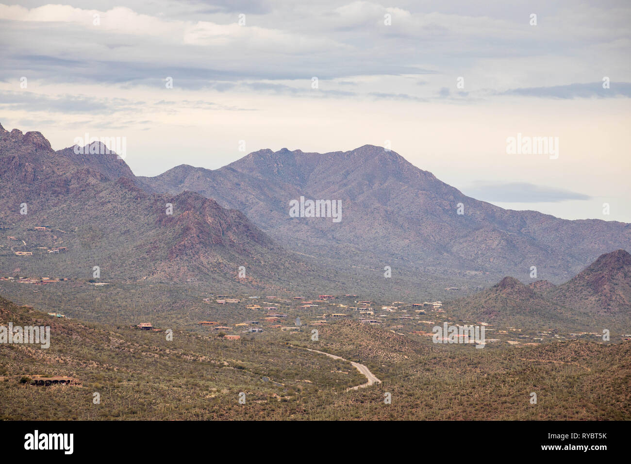 Aperçu de l'ensemble des route de campagne menant à la ville de mountain contreforts de désert de Sonora Banque D'Images