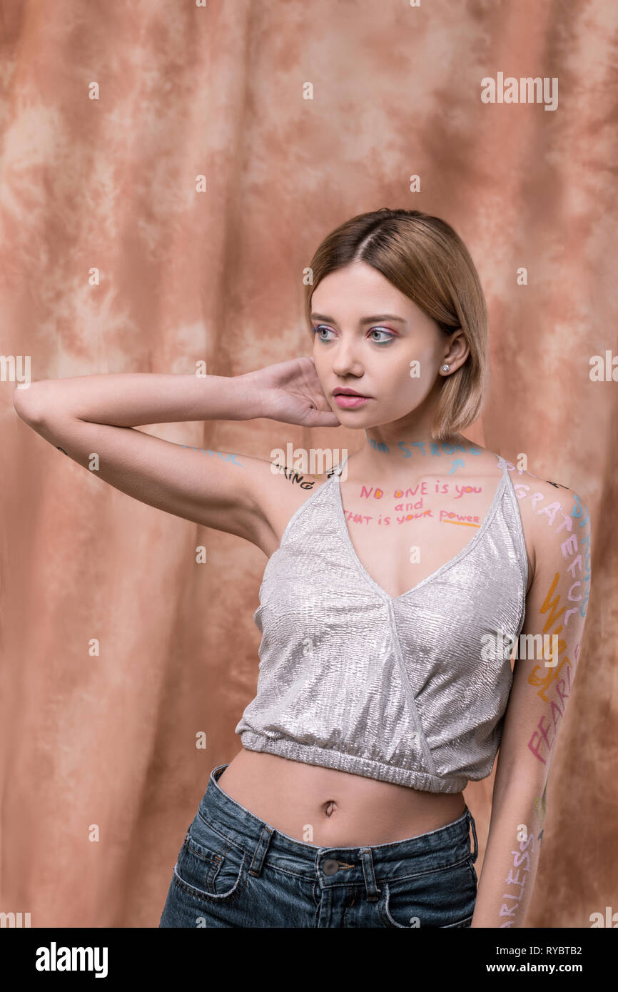 Bonne, à la jolie femme à côté Banque D'Images