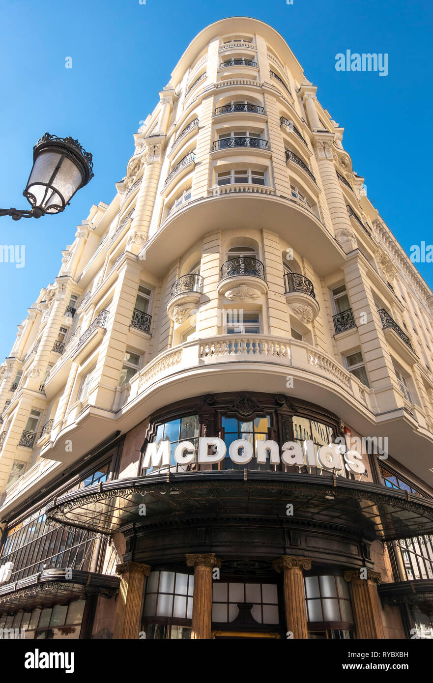 Un restaurant Mcdonald's, à l'angle de la Gran Via et la rue de la montera à Madrid Espagne Europe. Banque D'Images