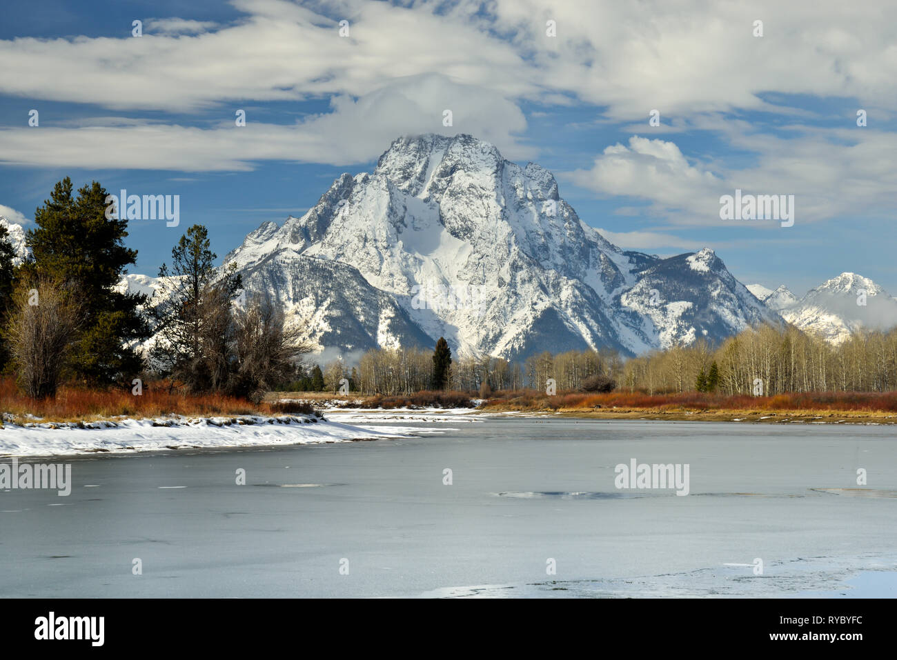 La neige a couvert le mont Moran avec Snake River congelé d'Oxbow Bend, dans l'avant-plan Banque D'Images