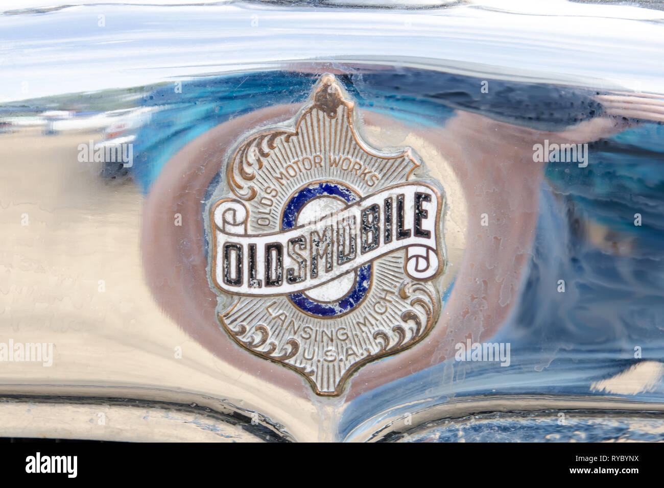 Badge Oldsmobile sur le radiateur d'une voiture 1927. Banque D'Images