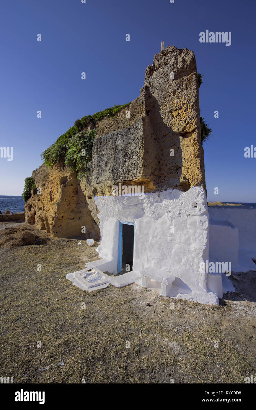 Petite église orthodoxe grecque d'Agios Nikolaos (Saint Nicolas) taillées dans la roche près de l'ancienne carrière de pierre, de l'île de Skyros, en Grèce Sporades Banque D'Images