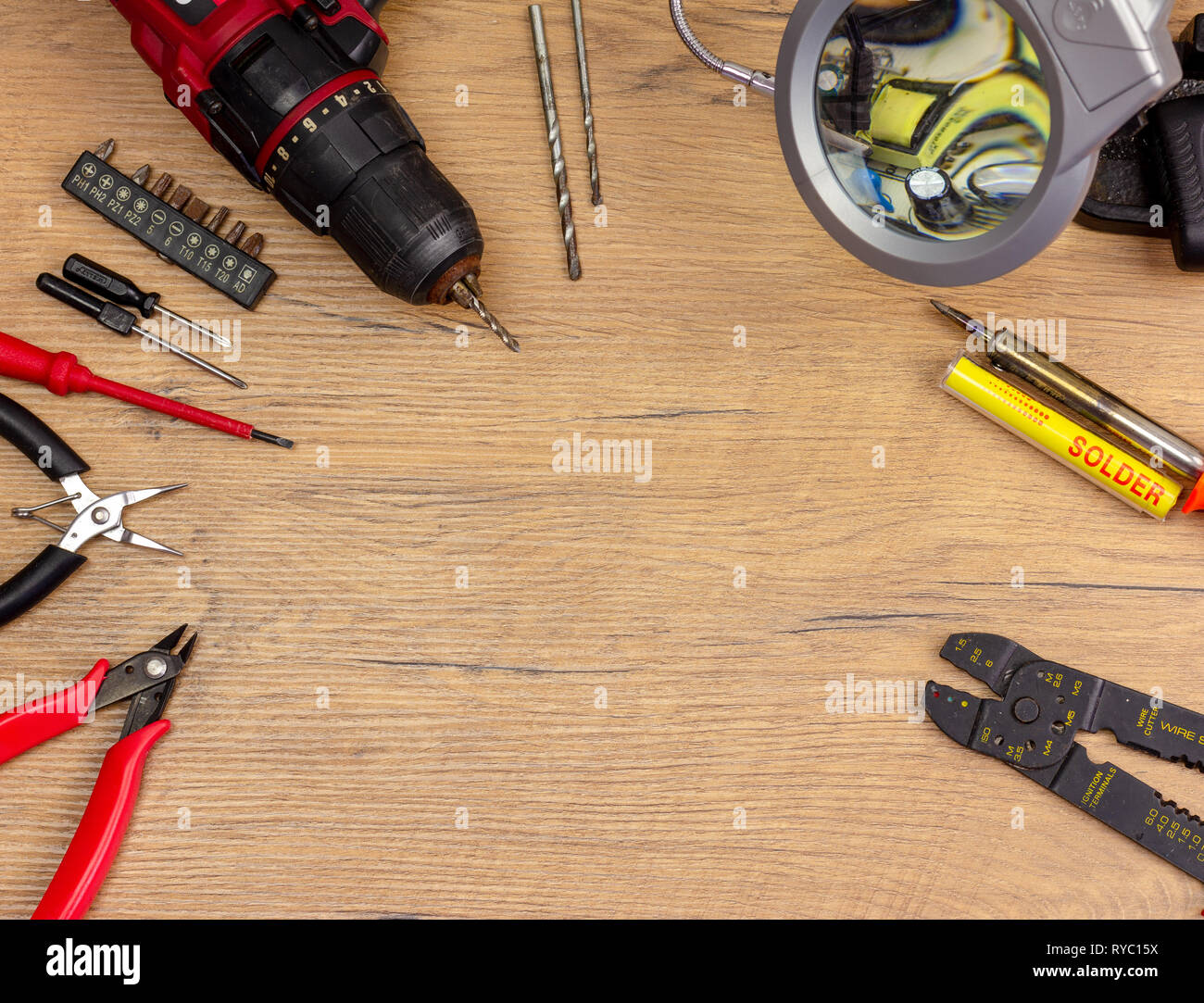 Mise à plat Droit de concept de réparation, de réduire les déchets et le développement durable, des outils de réparation de l'électronique domestique sous grossissement avec divers outils Banque D'Images