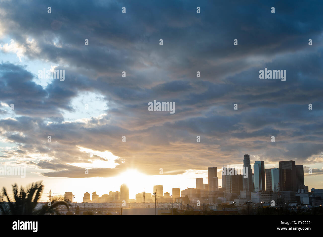 Vue panoramique sur le centre-ville de Los Angeles avec DTLA le soleil derrière des gratte-ciel Banque D'Images