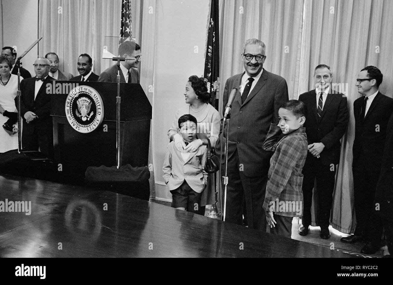 Thurgood Marshall assermenté comme United States Solliciteur général par le président John F. Kennedy Banque D'Images