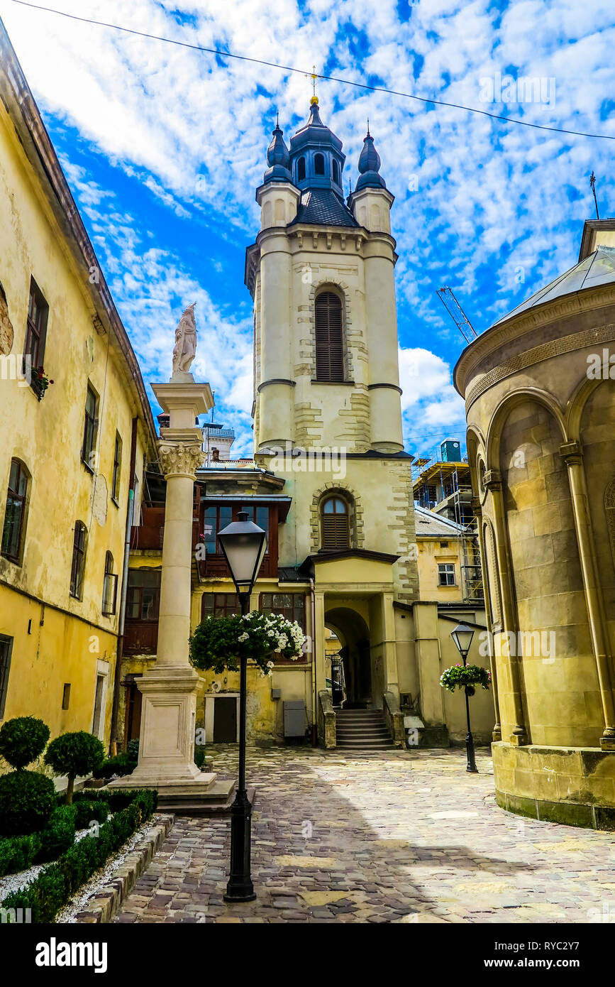 Lviv Quartier arménien Cathédrale Clocher de l'Église et l'éclairage de rue Banque D'Images