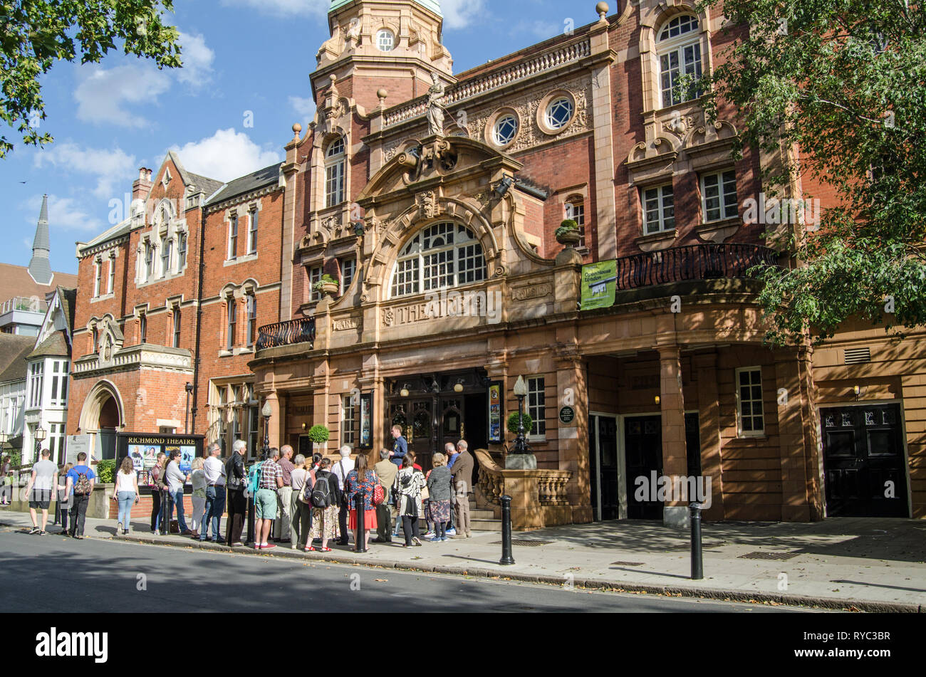 RICHMOND-upon-Thames, Royaume-Uni - 20 septembre 2015 : les visiteurs à écouter un guide à l'extérieur du théâtre historique à Richmond-Upon-Thames, à l'ouest de Londres. Conçu Banque D'Images