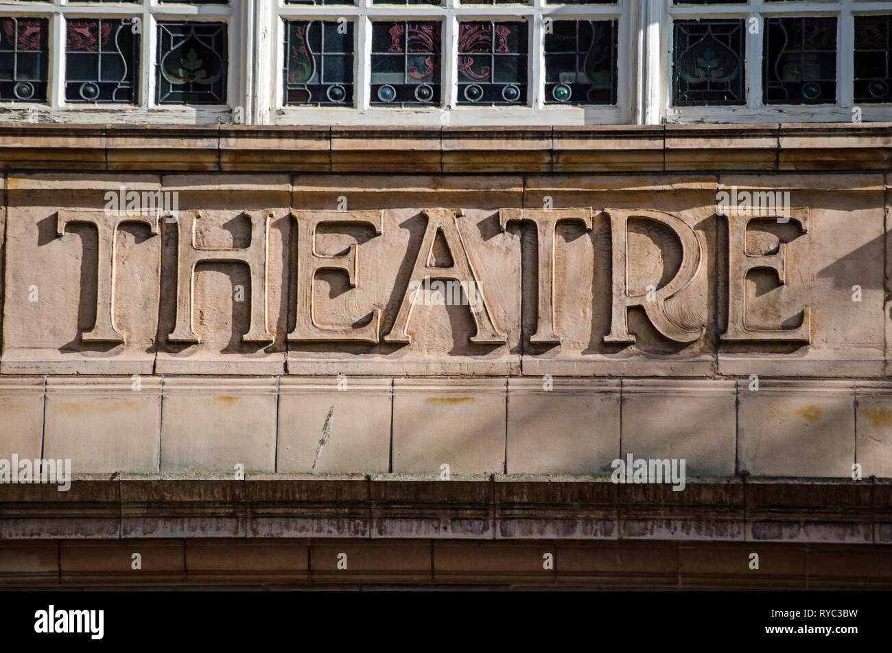 Carrelage en terre cuite panneau disant 'Théâtre' à l'entrée du lieu historique de Richmond-Upon-Thames, à l'ouest de Londres. Le théâtre de l'époque victorienne a été conçu Banque D'Images