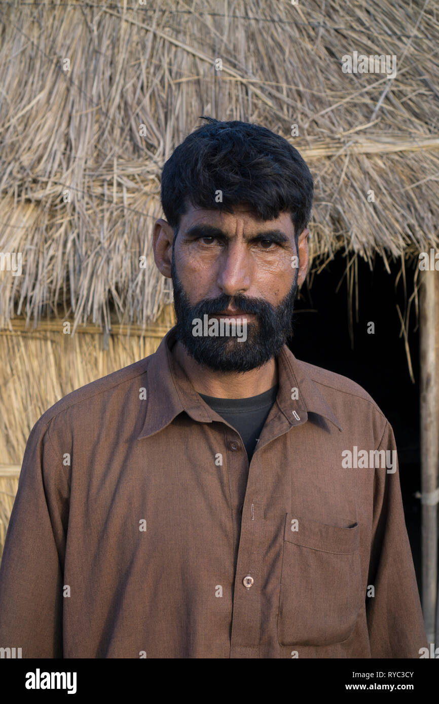 Homme pakistanais standing outdoors looking at camera Banque D'Images