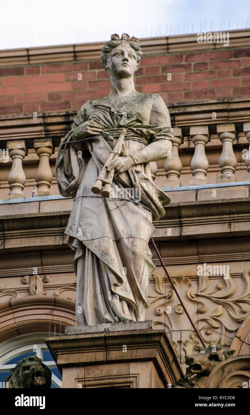 Statue de l'époque victorienne de l'Euterpe Muse de la musique grecque sur l'extérieur de Richmond Theatre. Le bâtiment a été conçu par Frank Matcham et ouvert en 189 Banque D'Images