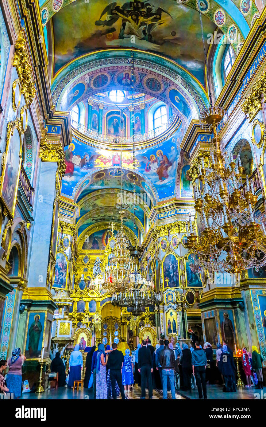Laure Pochaiv complexe monastique chrétienne orthodoxe Dormition Cathédrale Vue de l'intérieur avec les gens priant Banque D'Images