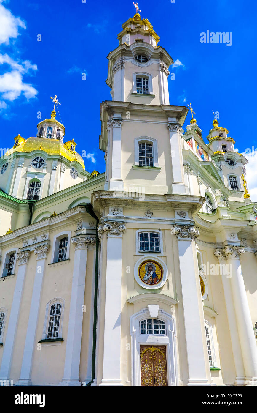 Laure Pochaiv complexe monastique chrétienne orthodoxe Dormition Cathédrale Vue de côté avec sa coupole dorée et Cross Banque D'Images