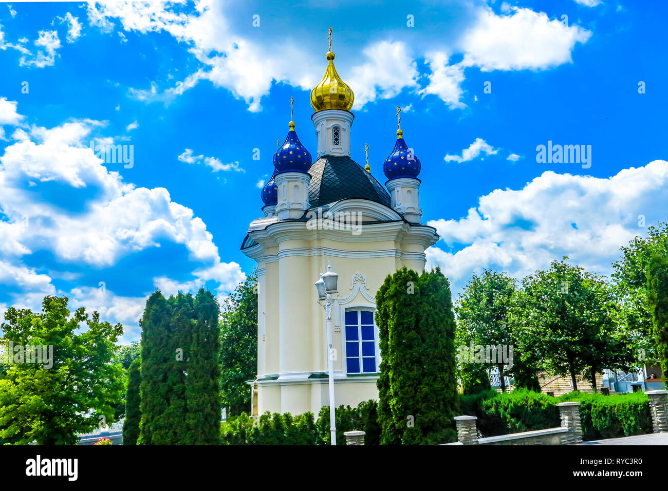 Laure Pochaiv monastère chrétien orthodoxe Chapelle complexes avec coupole et les croix d'Or Banque D'Images