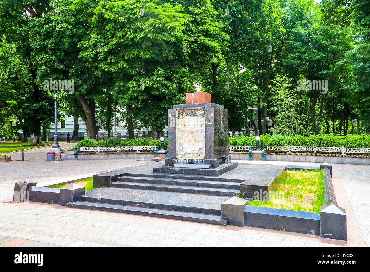 Kiev démoli et vandalisée statue de Lénine à restes Mariyinsky Park Banque D'Images