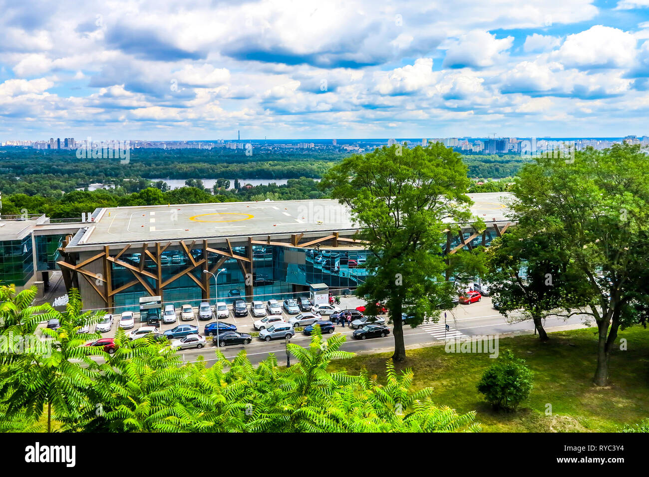 Kiev Mariyinsky Park Congress and Exhibition Centre Immeuble avec Parking Port d'atterrissage sur le toit pour les hélicoptères Banque D'Images