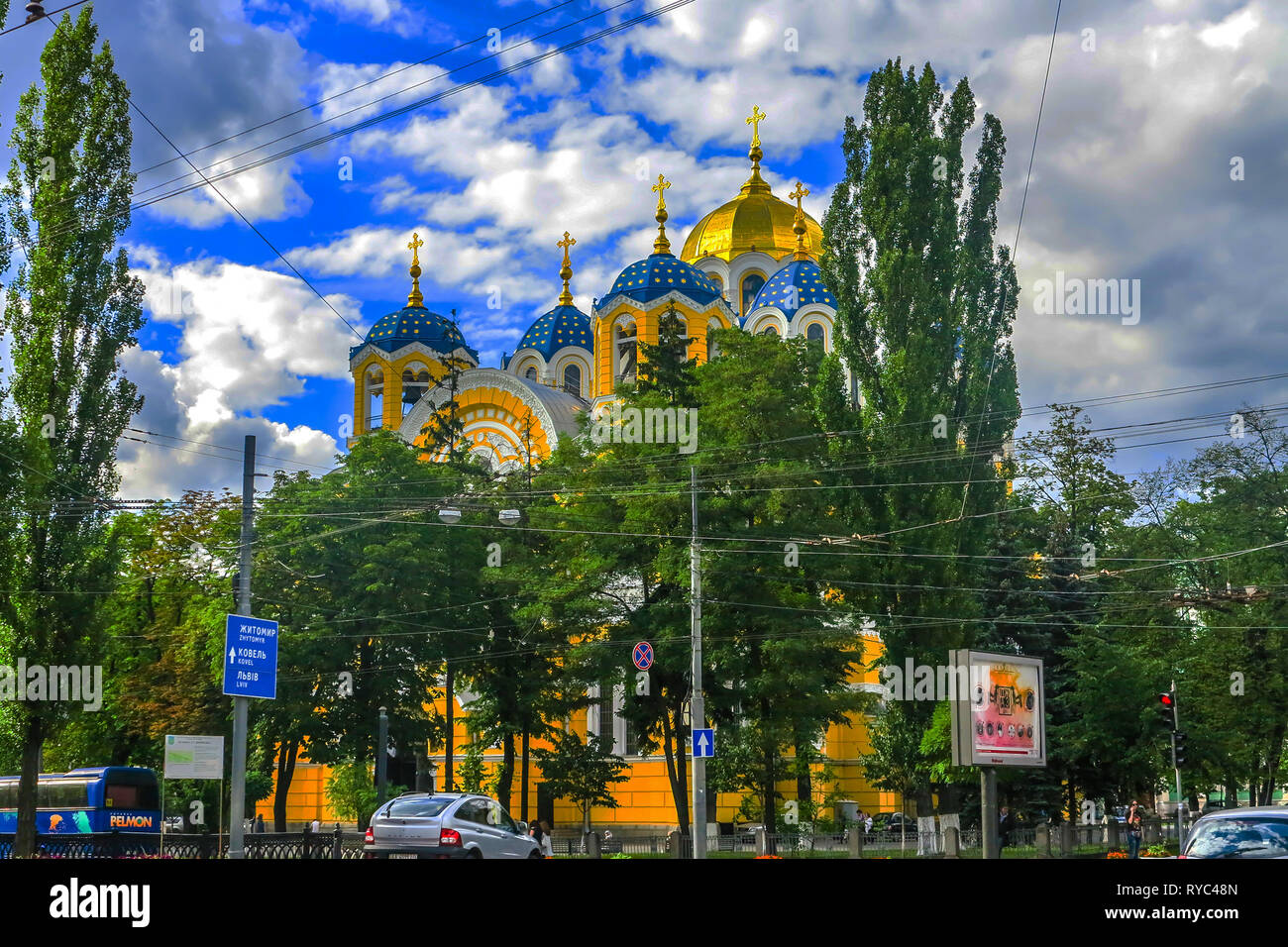 Saint Vladimir de Kiev Cathédrale chrétienne orthodoxe de la coupole d'or traverse Vue derrière les arbres Banque D'Images